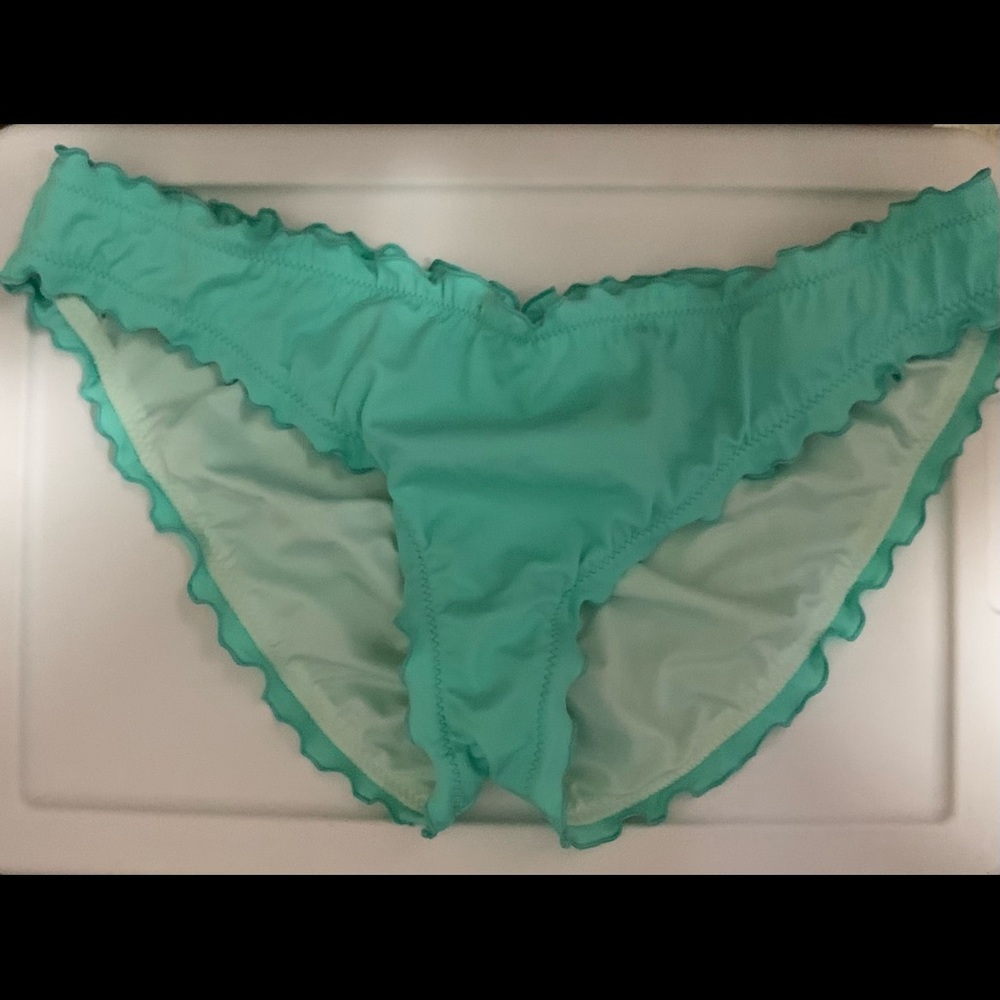 VICTORIA SECRET- RUFFLE CHEEKY LG